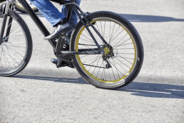 bisikletçi bisiklet street aşağı gider