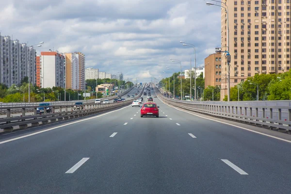 Verkeer in de grote stad — Stockfoto