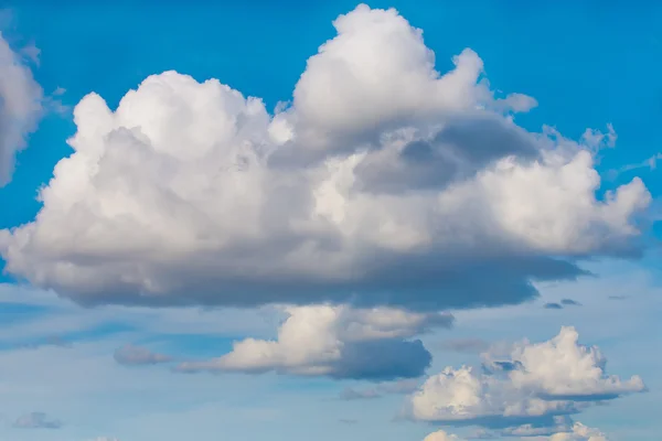 Blauwe lucht met wolken — Stockfoto