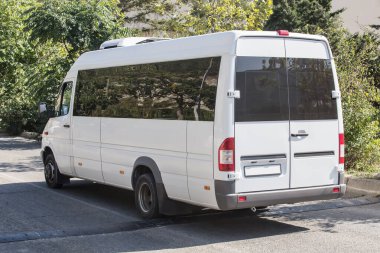 Minibüs orman boyunca otoyola çıkıyor.
