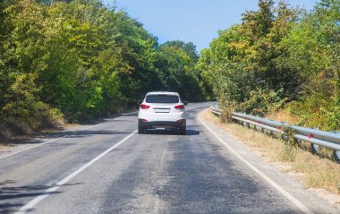 Araba bir yaz gününde sokakta hareket eder.