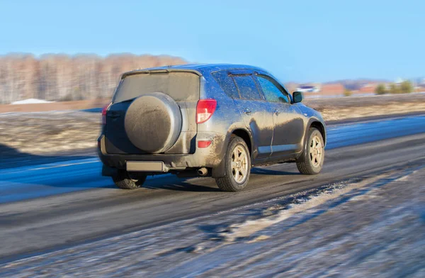 Brudny Suv Jedzie Zimą Autostradzie — Zdjęcie stockowe