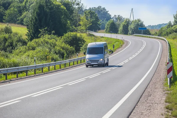 Minibus Πηγαίνει Στην Εθνική Οδό Χώρα Κατά Μήκος Του Ξύλου — Φωτογραφία Αρχείου