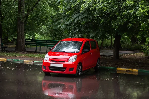 Червона Машина Припаркована Біля Парку Під Дощем — стокове фото