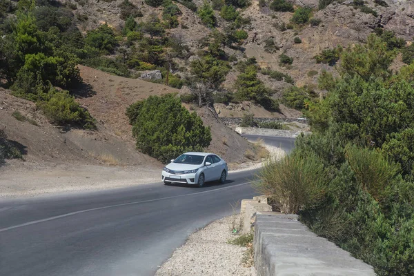 Araba Gün Boyunca Dağlarda Dolambaçlı Bir Yol Boyunca Hareket Eder — Stok fotoğraf