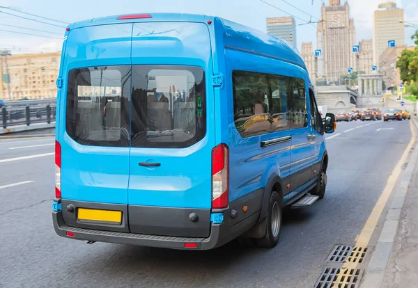 Minibus Jedzie Ulicę City — Zdjęcie stockowe