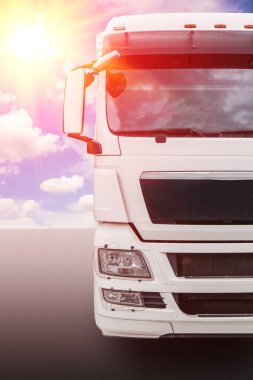 Büyük beyaz kamyon otoyola çıkıyor.