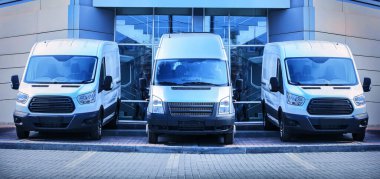 Minibüsler, hisse senedi satışı için. Araba Satıcısı Envanteri
