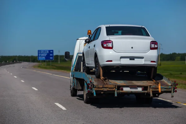 Lkw Mit Einem Auto Hilfe Straßenverkehr Evakuierung Notfall — Stockfoto