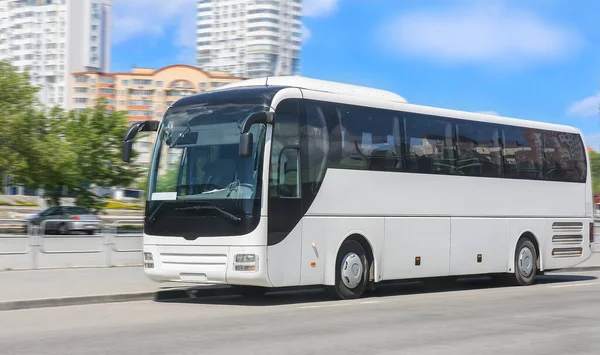 Tourist Bus Przenosi Się Ulicą Mieście — Zdjęcie stockowe