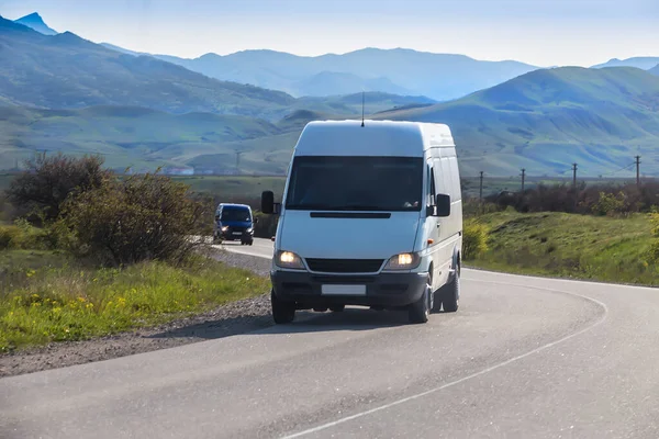 Minibuses Mueven Largo Camino Sinuoso Las Montañas —  Fotos de Stock