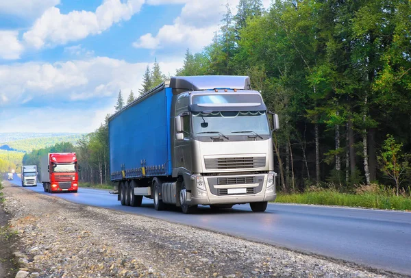 Eskort Lastbilar Flyttar Motorväg Land — Stockfoto
