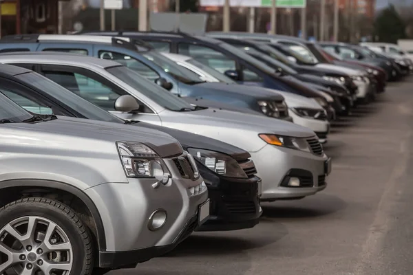 Samochody Zewnątrz Parkingu — Zdjęcie stockowe