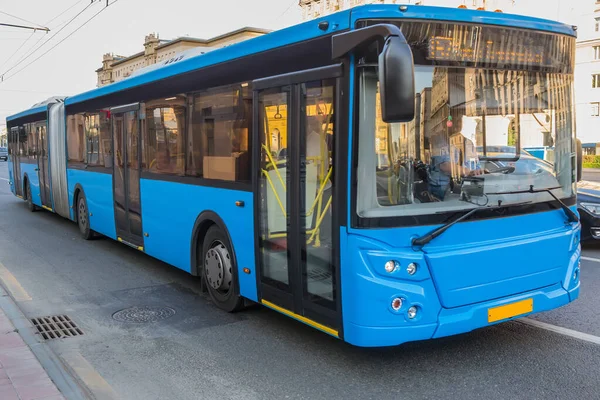 Autobus Miejski Jedzie Ulicą — Zdjęcie stockowe