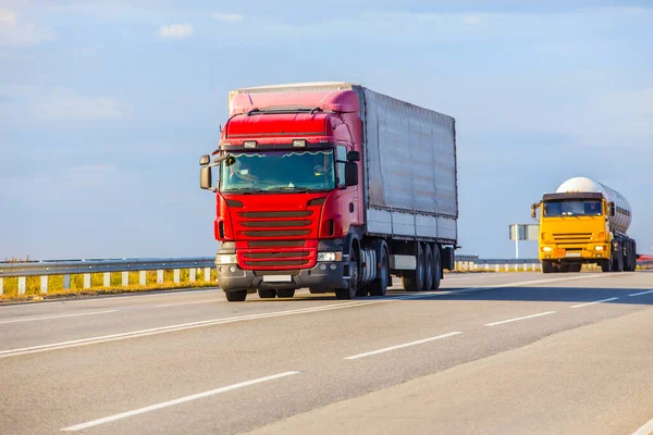 Vrachtwagens Gaat Snelweg Avond Zonsondergang — Stockfoto