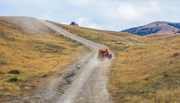 Buggy Pohybuje Prašné Cestě Hornaté Oblasti — Stock fotografie