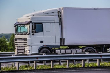 Büyük beyaz kamyon yarı karavan taşra otobanında gidiyor. Yakın plan, Ayrıntı