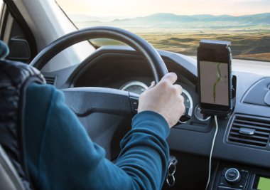 Arabadan dağlık araziye bir göz at. Tatilde araba gezisi.