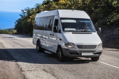 Minibus yazın denizden yola çıkar.