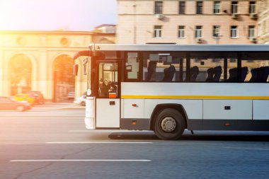 Turist Otobüsü Güneşin Yığdığı Şehir Caddesinde Hareket Ediyor