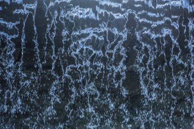 Su akıntısı akıyor. Arkaplan, yakın plan