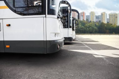 Güneşli bir günde otobüs durağına park eden turist otobüsleri