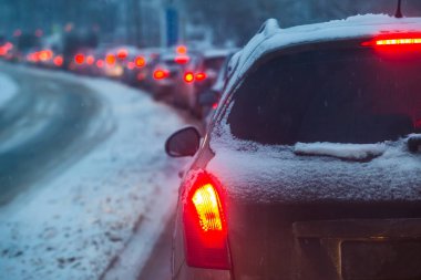 Kış Yolu 'nda trafik sıkışık. Doğal afet..