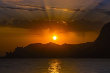 Deniz kıyısında güzel, parlak bir gün batımı.