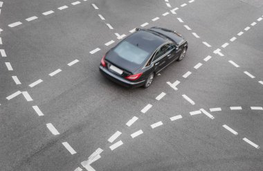 Araba Kavşak boyunca ilerliyor. Üst Manzara. Bulanık hareket.