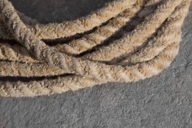 Eski kenevir halatı yakın plan çekimde sarmalanmış.