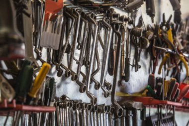 Atölyenin duvarındaki çilingir aletleri.