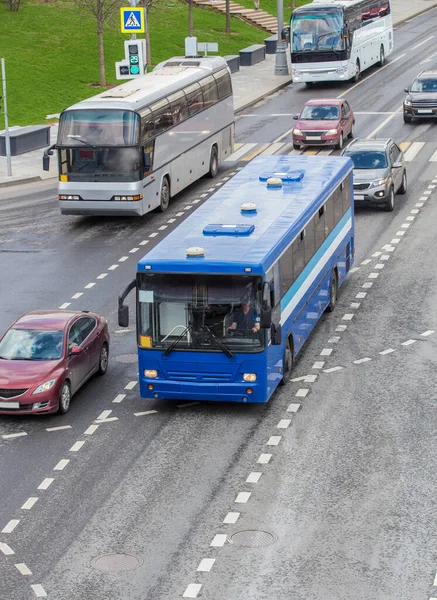 Bussen Auto Rijden Een Laan Met Meerdere Rijstroken Uitzicht Van — Stockfoto