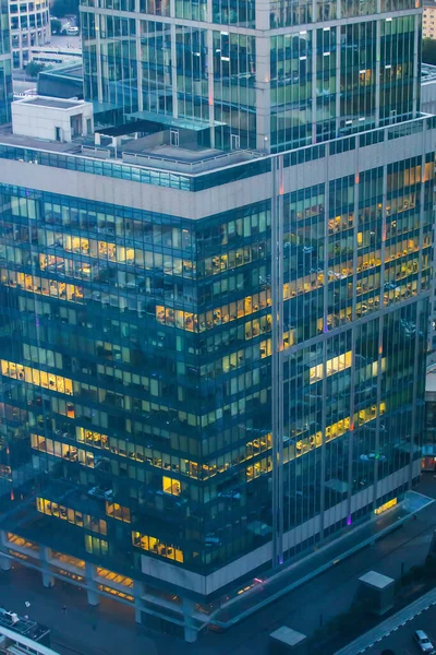 Voorgevel Van Een Modern Kantoorgebouw Van Een Wolkenkrabber — Stockfoto