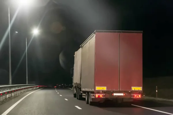 Camion Avec Remorque Déplace Nuit Long Une Autoroute Banlieue Éclairée — Photo