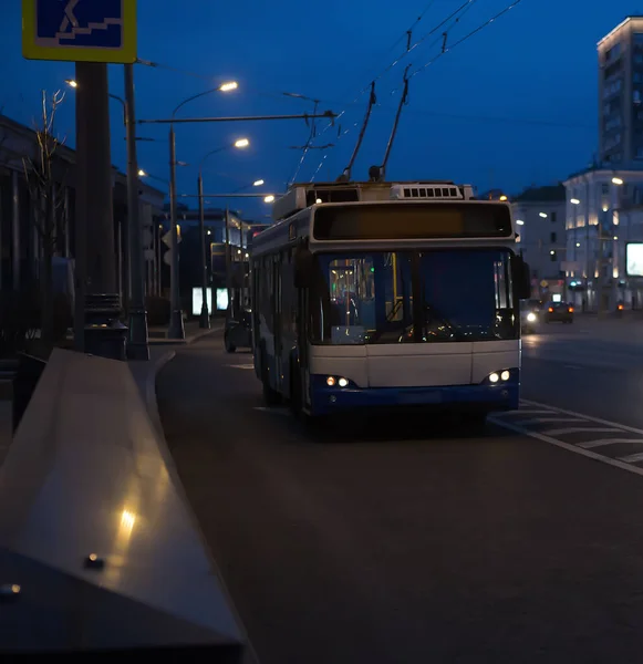 Trolleybus Verplaatsen Nachts Een Straat Van Stad Close — Stockfoto