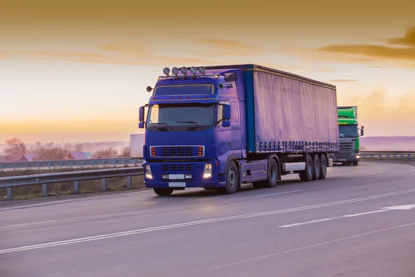 Vrachtwagens Bewegen Land Weg Bij Zonsondergang — Stockfoto