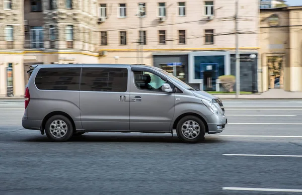 Minivan Beweegt Langs Laan Het Centrum Van Stad — Stockfoto