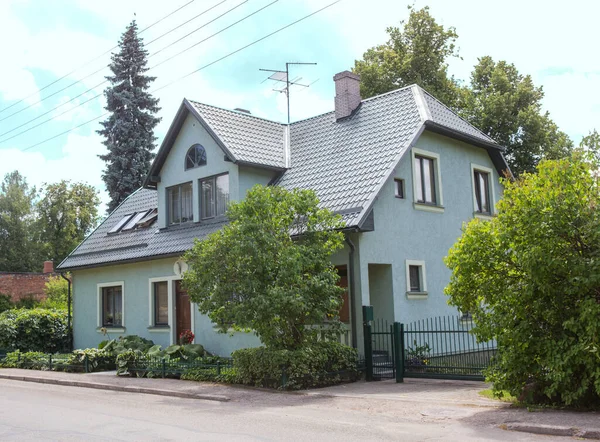 Zweigeschossiges Wohnhaus Dorfstraße Mit Rasen Und Tor — Stockfoto