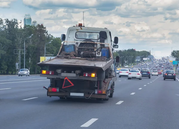 Tow Truck Carries Broken Tow Truck City Street — Stock Photo, Image