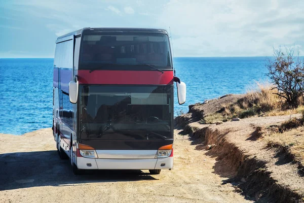 夏日往返于陡峭海岸的观光巴士 — 图库照片