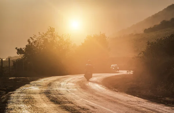 Motociclista Uma Motocicleta Carro Movem Longo Uma Estrada Sinuosa Iluminada — Fotografia de Stock