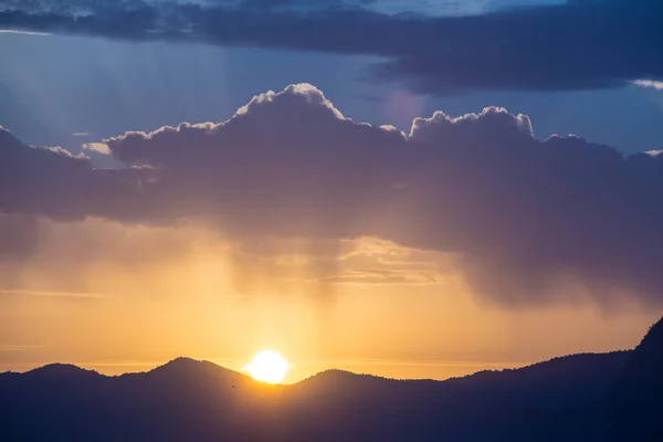 海によって山の上に美しい明るい夕日 — ストック写真