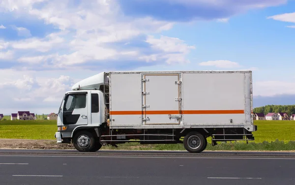 Camion Guida Suburban Highway Sunny Day Cielo Nuvoloso Sfondo — Foto Stock