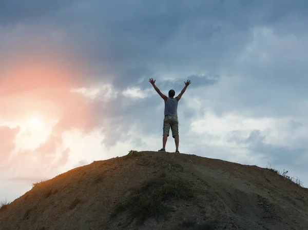 Hombre Cima Montaña Levantó Sus Manos Mirando Hacia Hermoso Amanecer — Foto de Stock