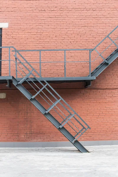 Escadaria Metal Com Corrimãos Perto Parede Edifício Tijolos — Fotografia de Stock