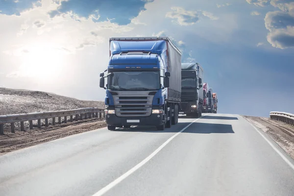 Ciężarówki Poruszające Się Wzdłuż Autostrady Słoneczny Dzień — Zdjęcie stockowe