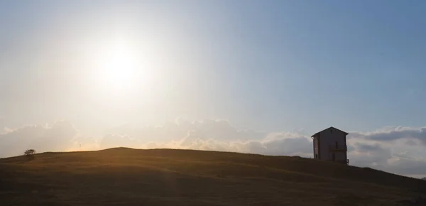 Casa Solitária Uma Colina Amanhecer Sob Luz Sol — Fotografia de Stock