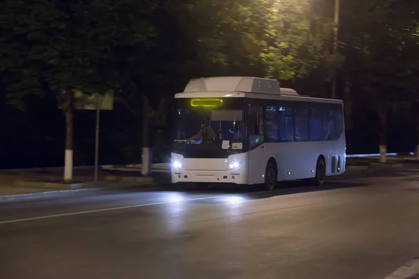 Пассажирский Автобус Движется Прямо Городской Улице — стоковое фото