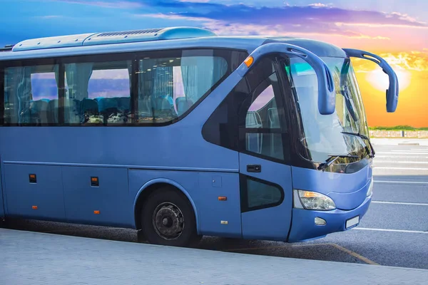 Turistický Autobus Zastávka Při Západu Slunce Oblačné Obloze Detailní Záběr — Stock fotografie