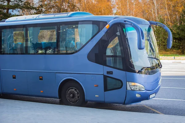 Turistbuss Vid Hållplats Mittemot Höstskogen Närbild — Stockfoto
